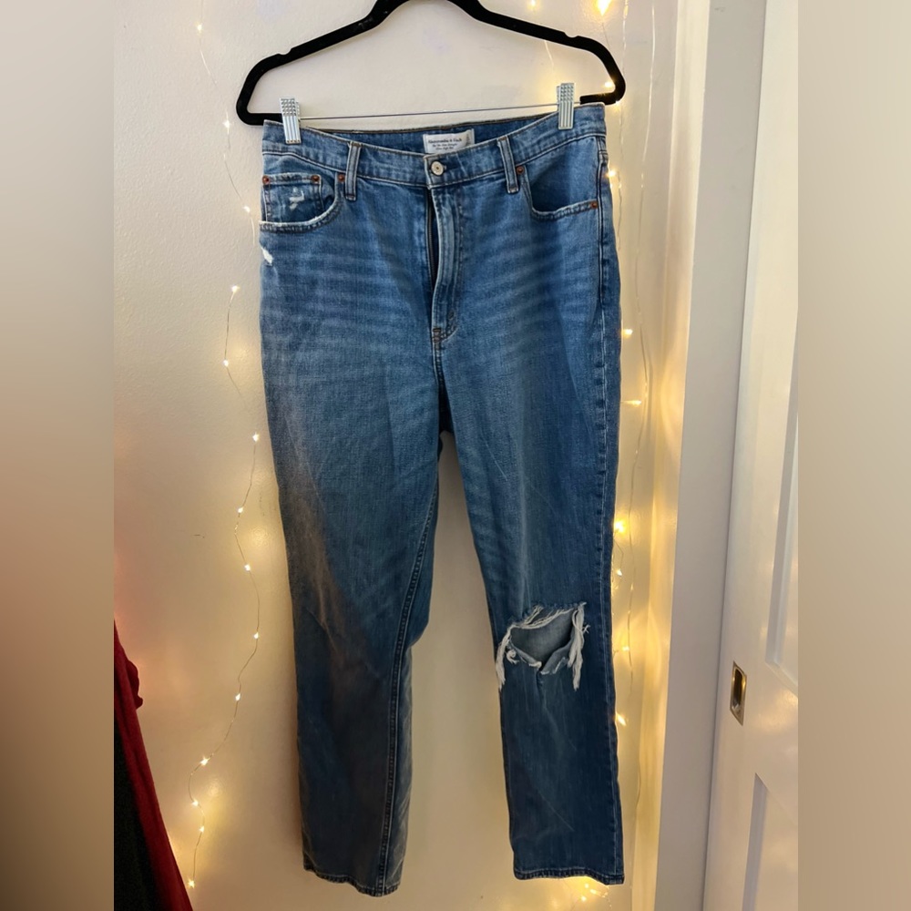 Distressed A&F women’s jean